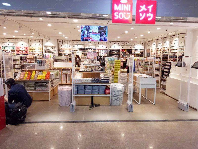 MINISO butiği CuboM AM7806 güvenlik kapısını kuruyor