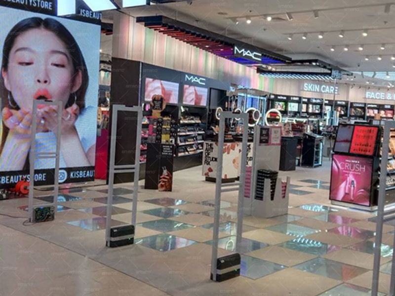 KIS Cosmetics mağazası AM8208 hırsızlık önleme sistemini kuruyor