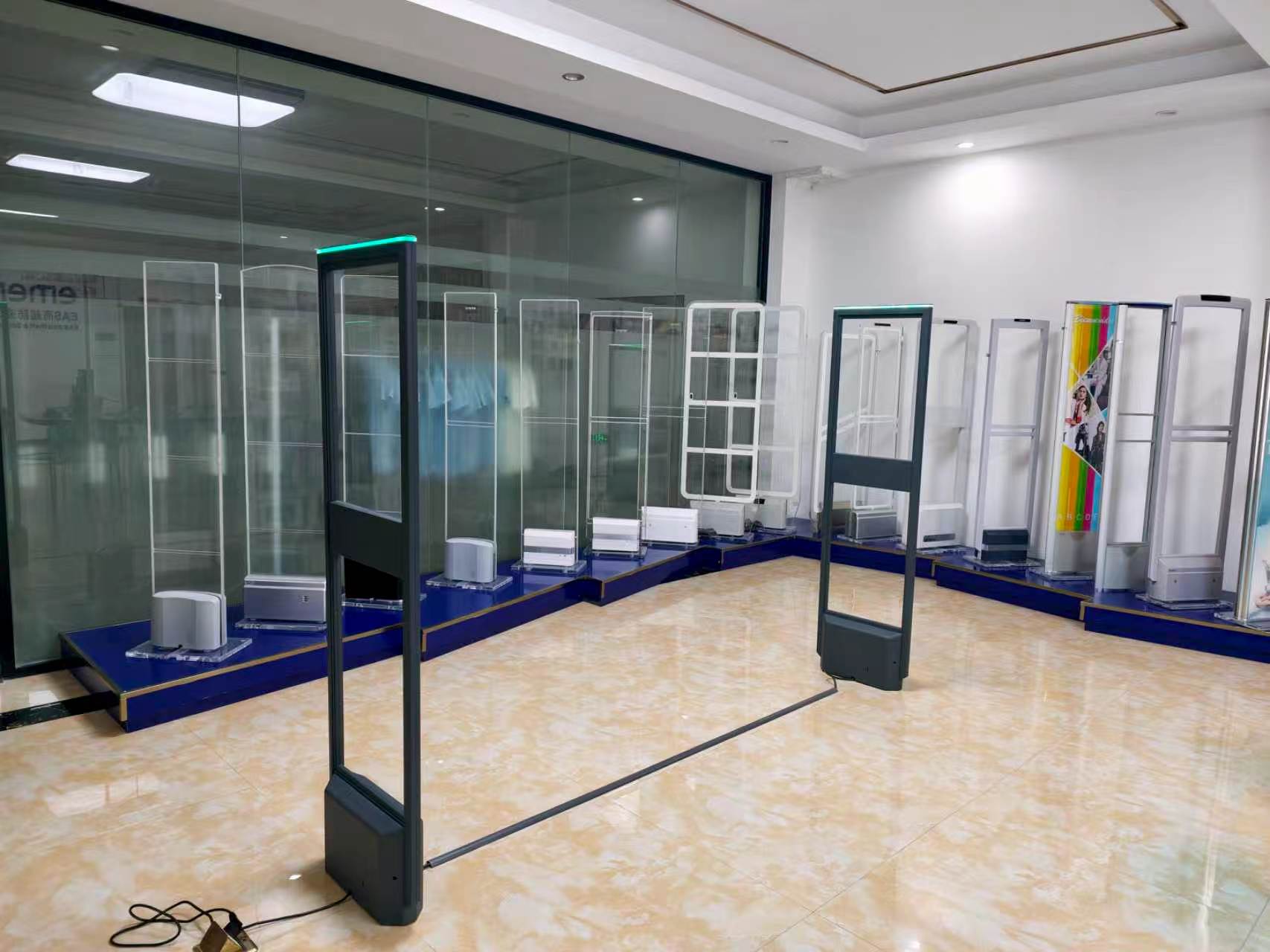 EMENO AM8288'i piyasaya sürdü: mat kaplamalı gövde, üst LED ışık, mağazanın bir parçası olarak EAS antenini entegre ediyor